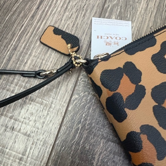 Coach wristlet / wallet in Cheetah print NWT from pet and smoke free home - Picture 11 of 15